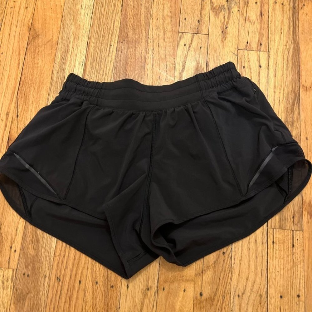 Black Lululemon Hotty Hot Short Size 6 2.5"